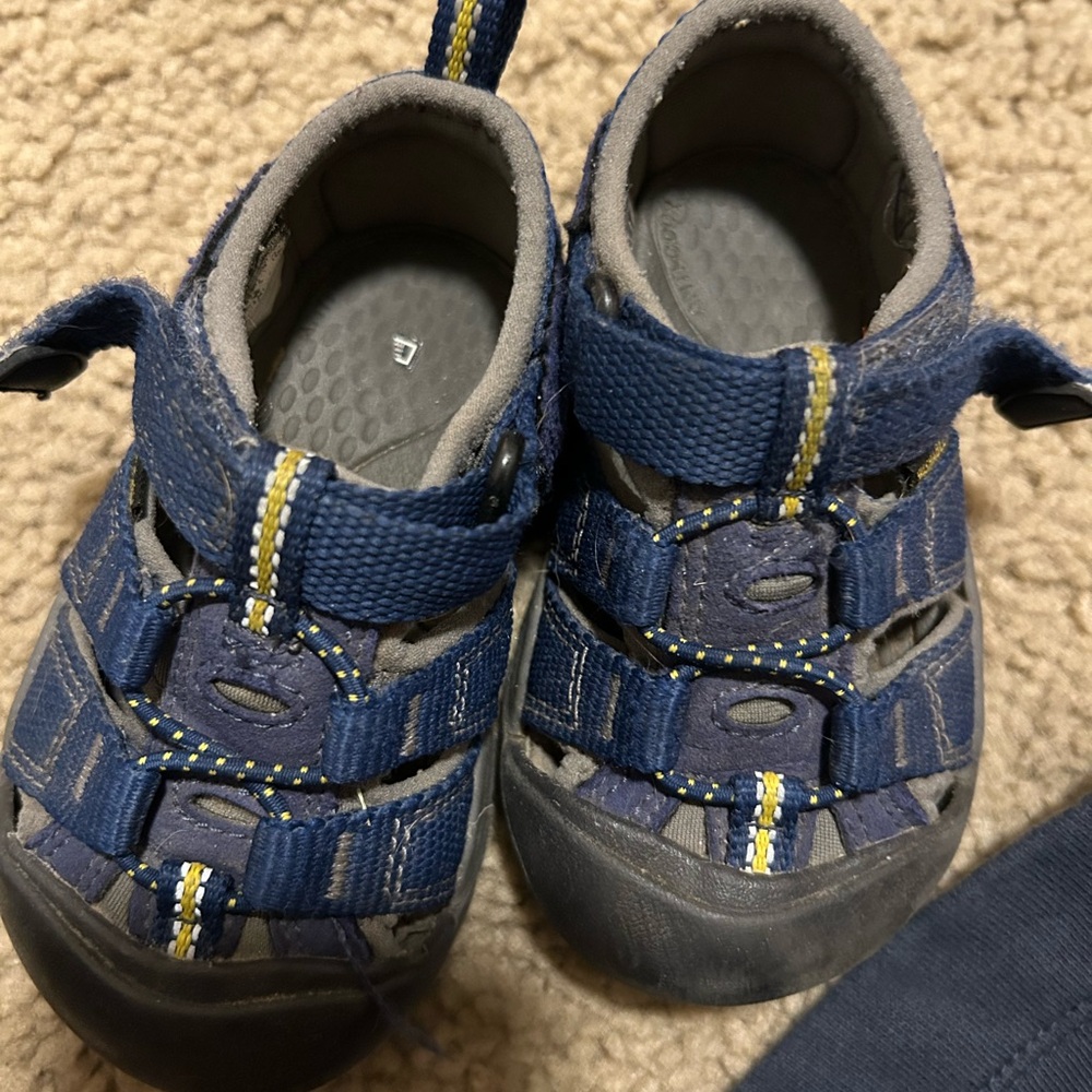 Keen Kids Navy Blue Closed-Toe Strap Sandals with Yellow Accents